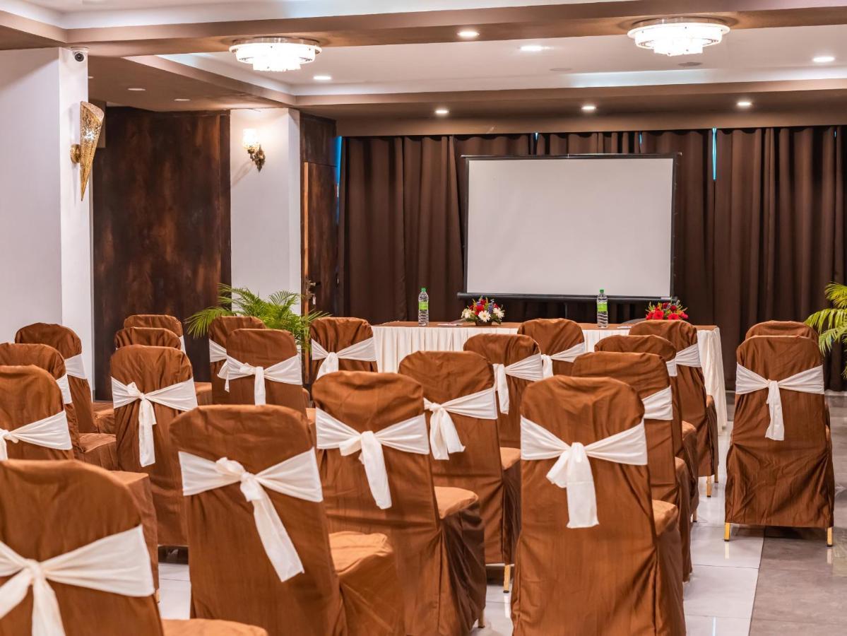 Hotel Signature Planet Indore Exterior photo