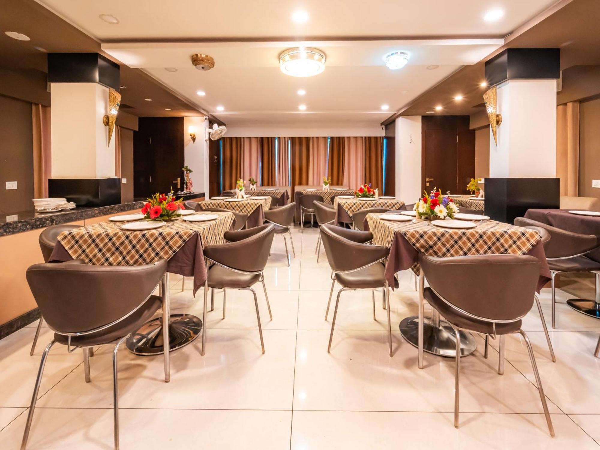 Hotel Signature Planet Indore Exterior photo